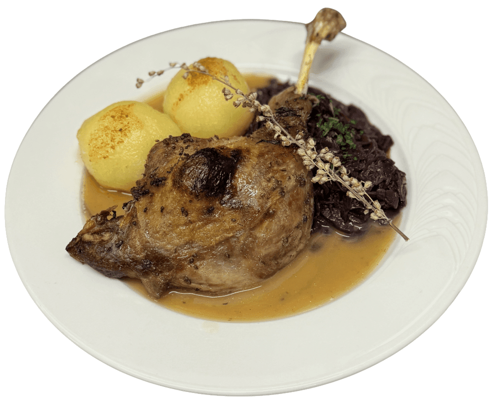Knusprige Gänsekeule mit hausgemachtem Rotkohl und Kartoffelklößen.